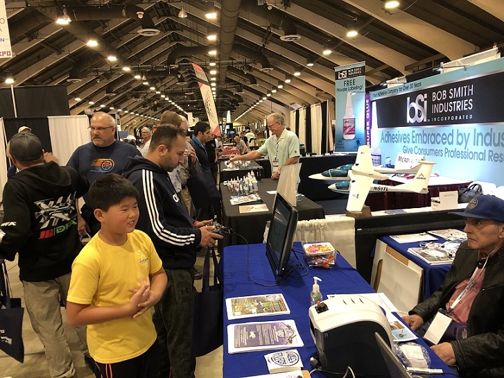 There actually were many booths to attract your attention. (The kid in the yellow shirt belongs to Cloud.)